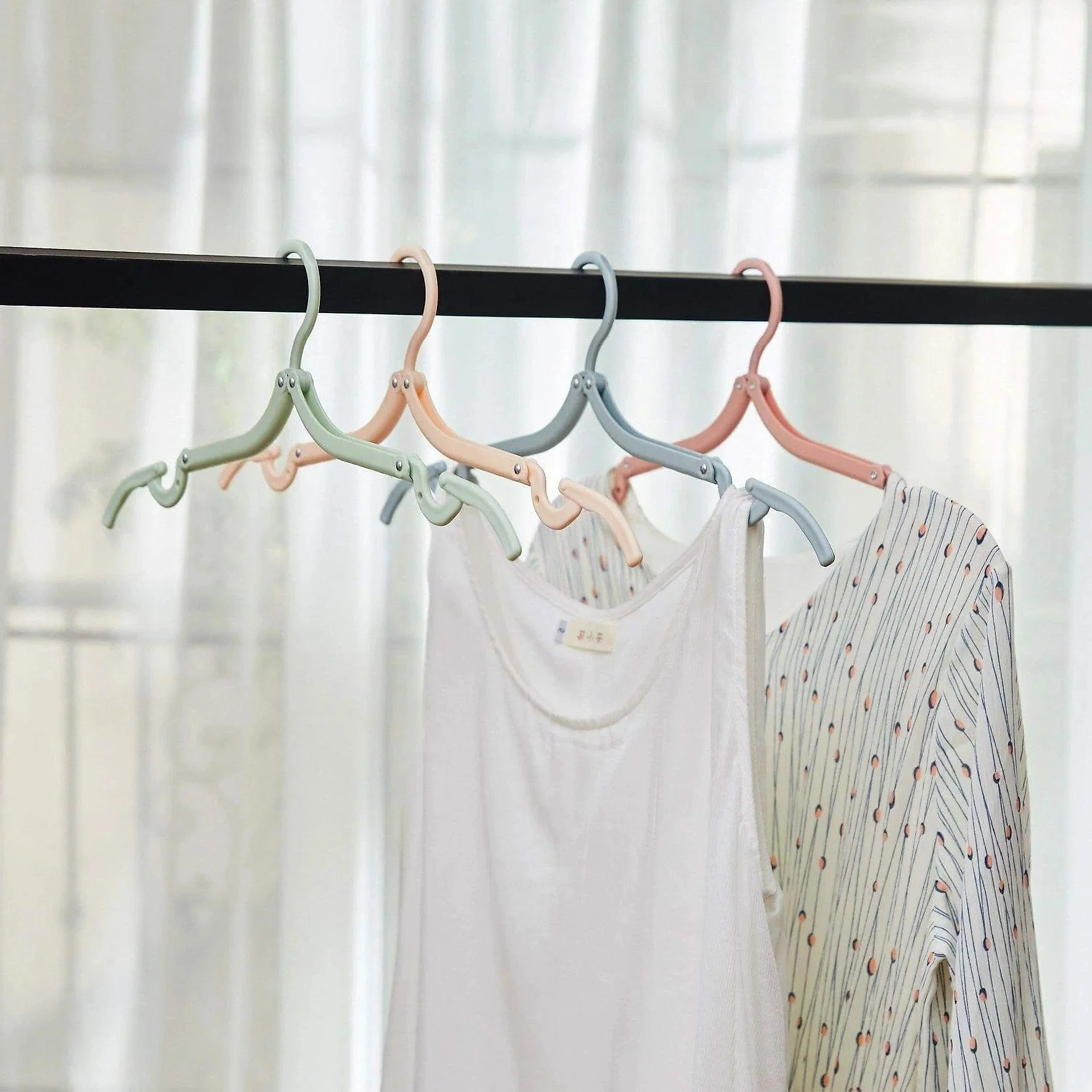 foldable-travel-clothes-hanger-41190390_5.jpg